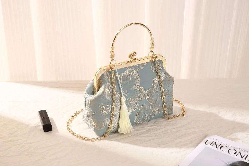 Pochette in Broccato Celeste con Ricamo Floreale, Catena di Perle e tracolla oro