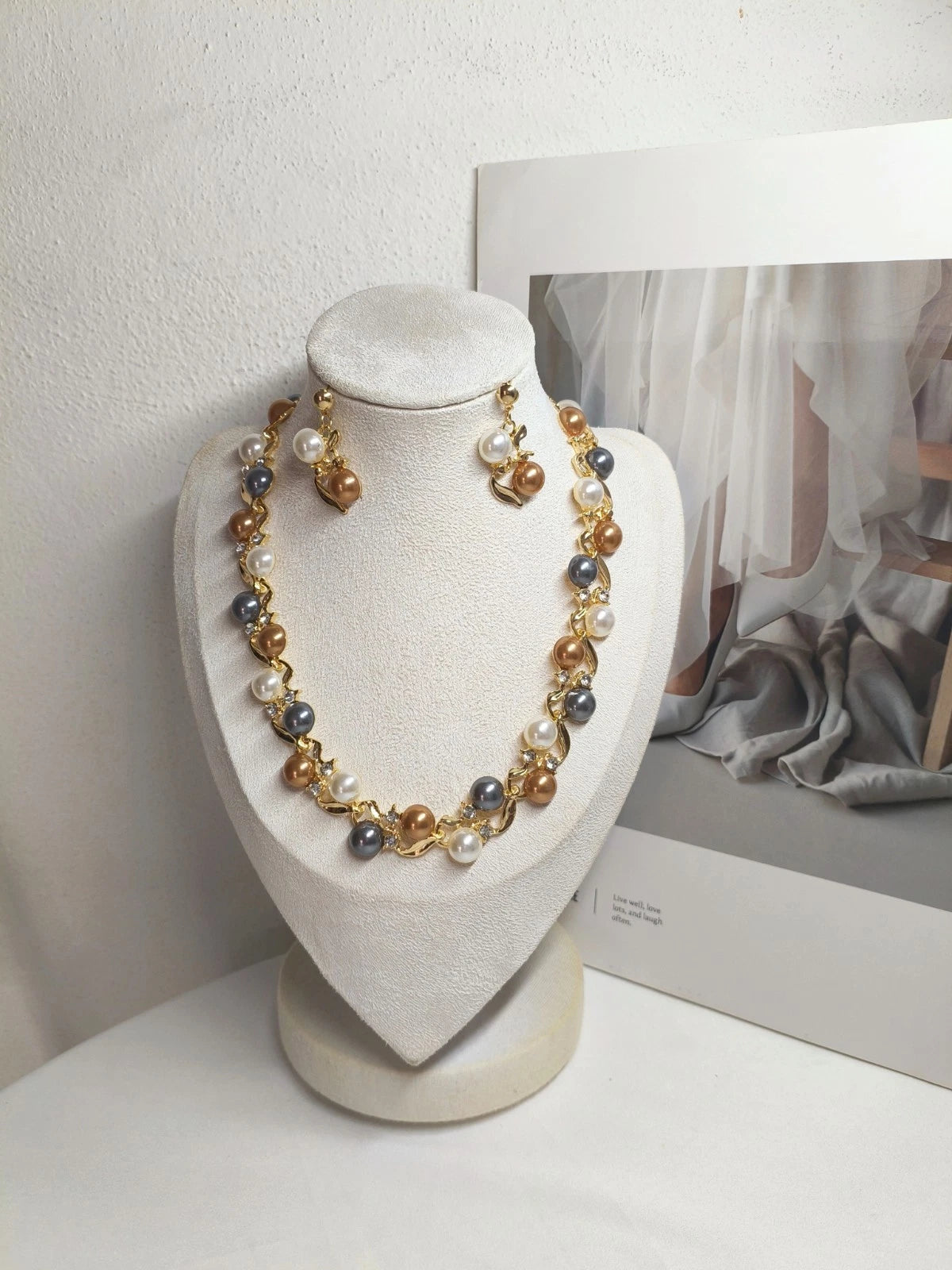 Set collana e orecchini con perle multicolori, stile francese