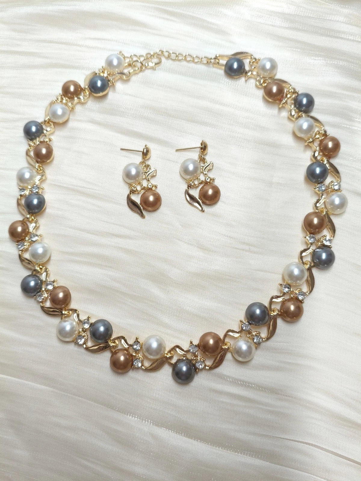 Set collana e orecchini con perle multicolori, stile francese