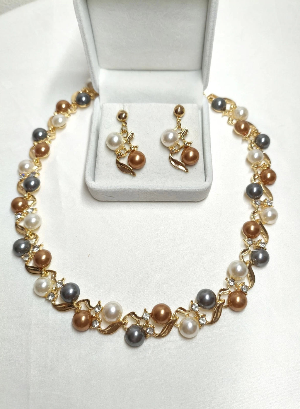 Set collana e orecchini con perle multicolori, stile francese