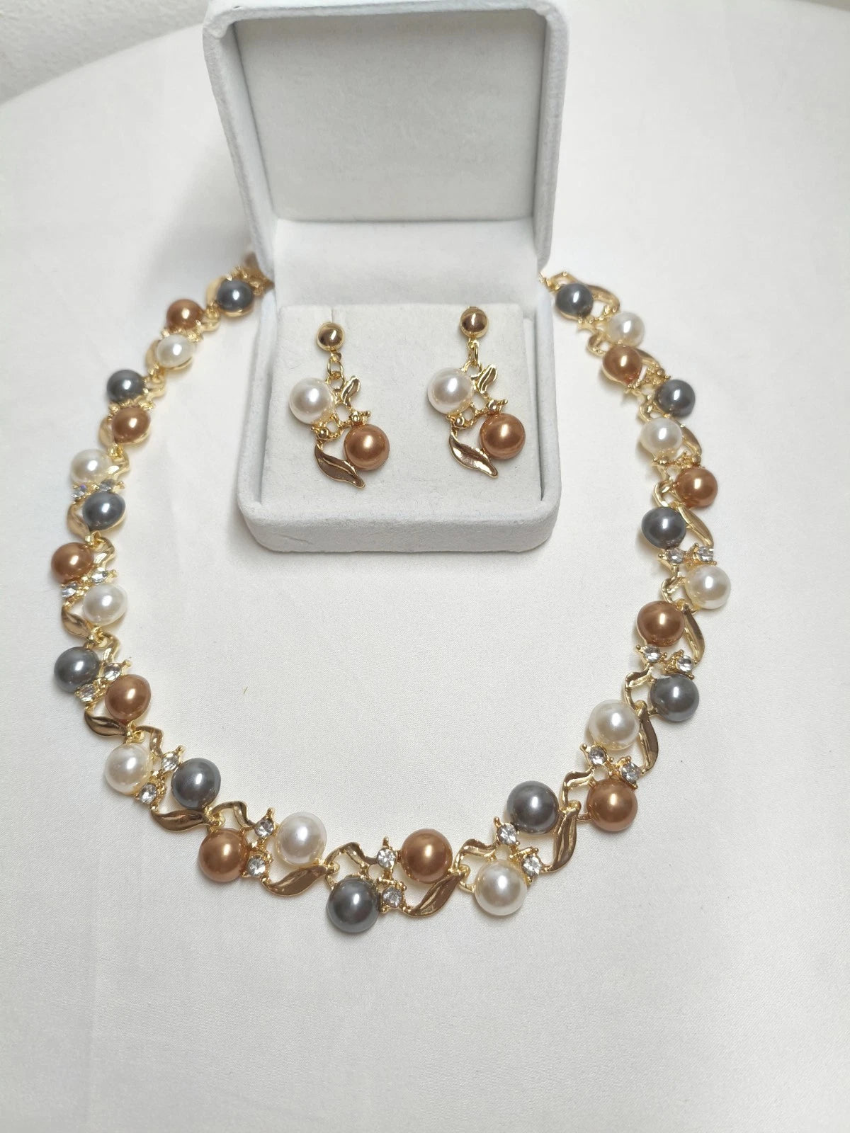 Set collana e orecchini con perle multicolori, stile francese