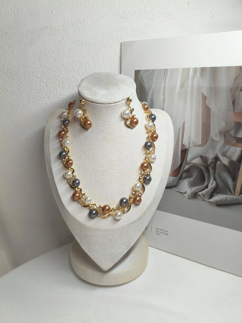 Set collana e orecchini con perle multicolori, stile francese