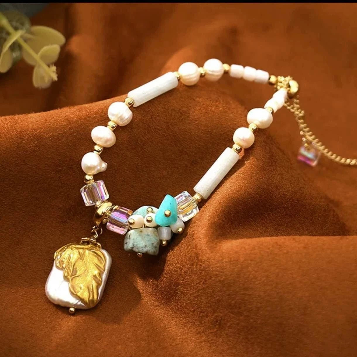 Armband mit Naturperlen, echten Steinen, Muscheln und einer natürlichen Barockperle