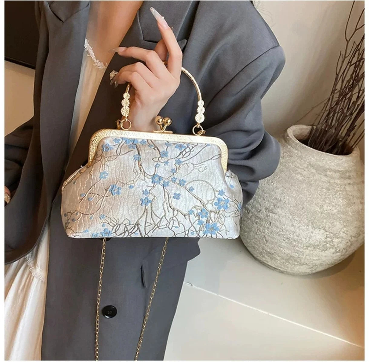 Borsa a mano broccata floreale pastello, pochette con cornice dorata vintage
