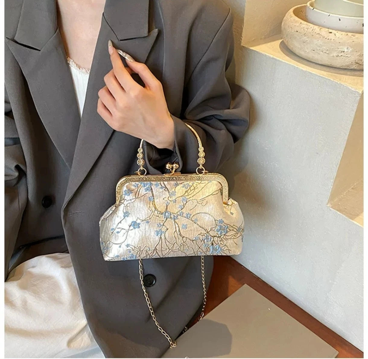 Borsa a mano broccata floreale pastello, pochette con cornice dorata vintage