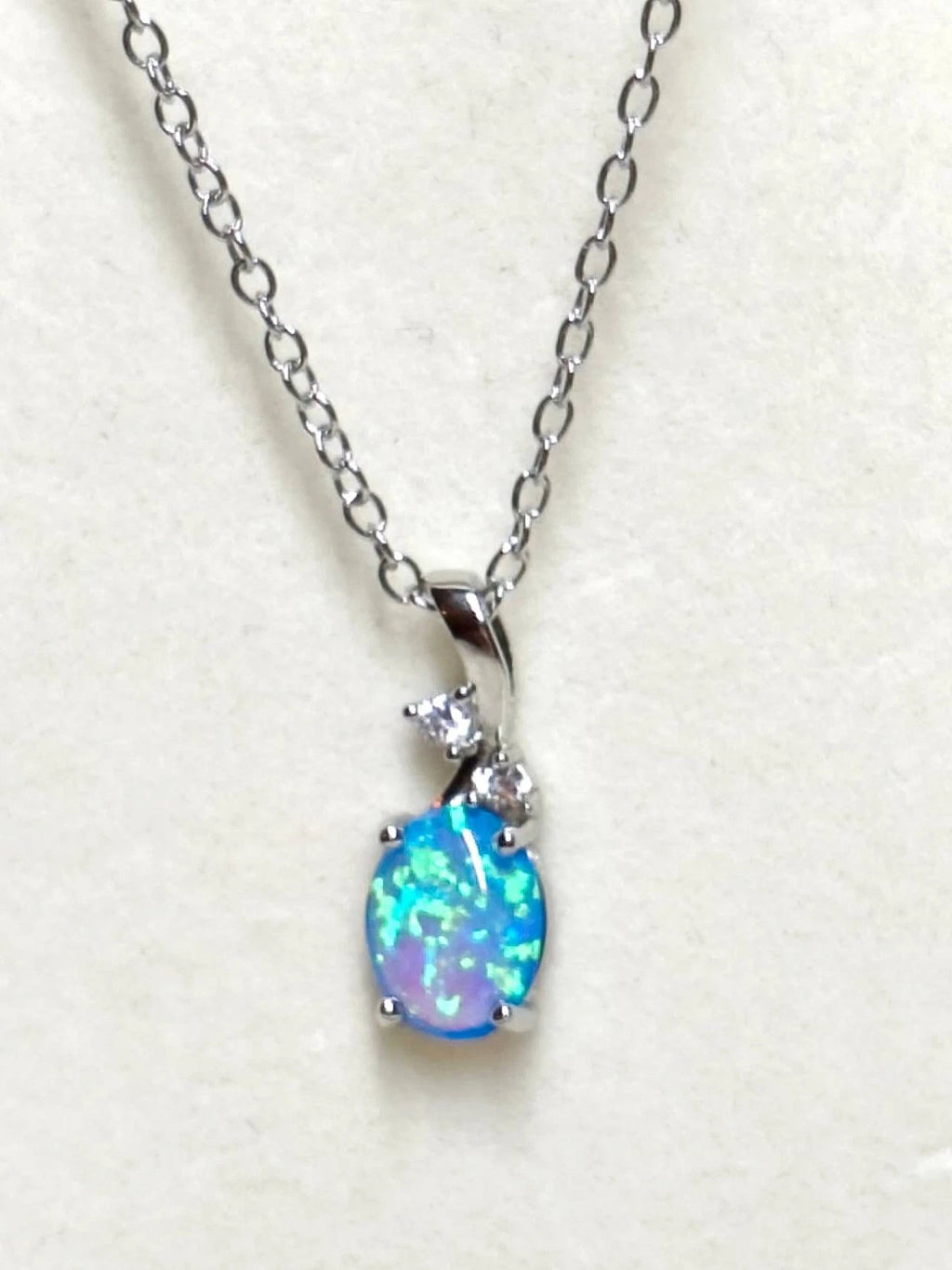Halskette mit Opal-Anhänger und Zirkonia