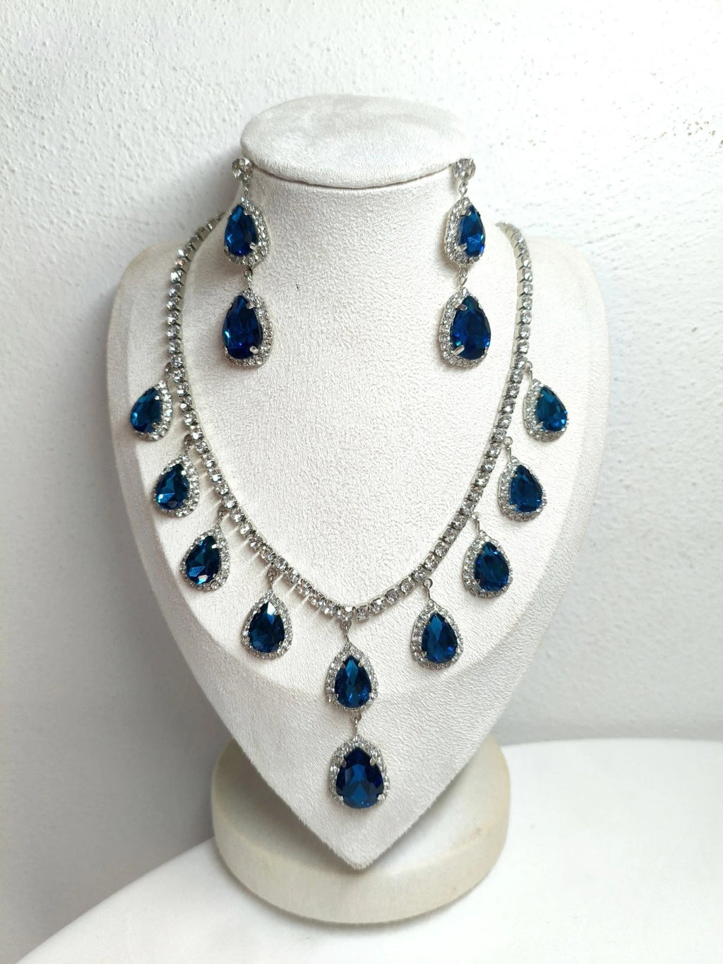 Set di gioielli con zirconi cubici a goccia blu zaffiro, collana e orecchini