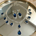 Set di gioielli con zirconi cubici a goccia blu zaffiro, collana e orecchini