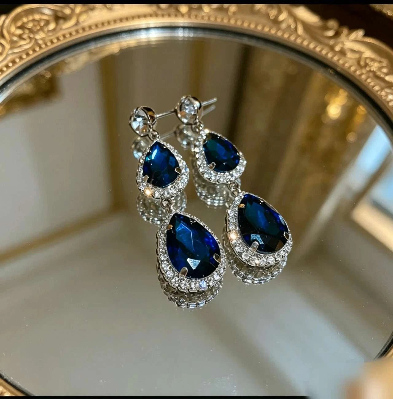Set di gioielli con zirconi cubici a goccia blu zaffiro, collana e orecchini
