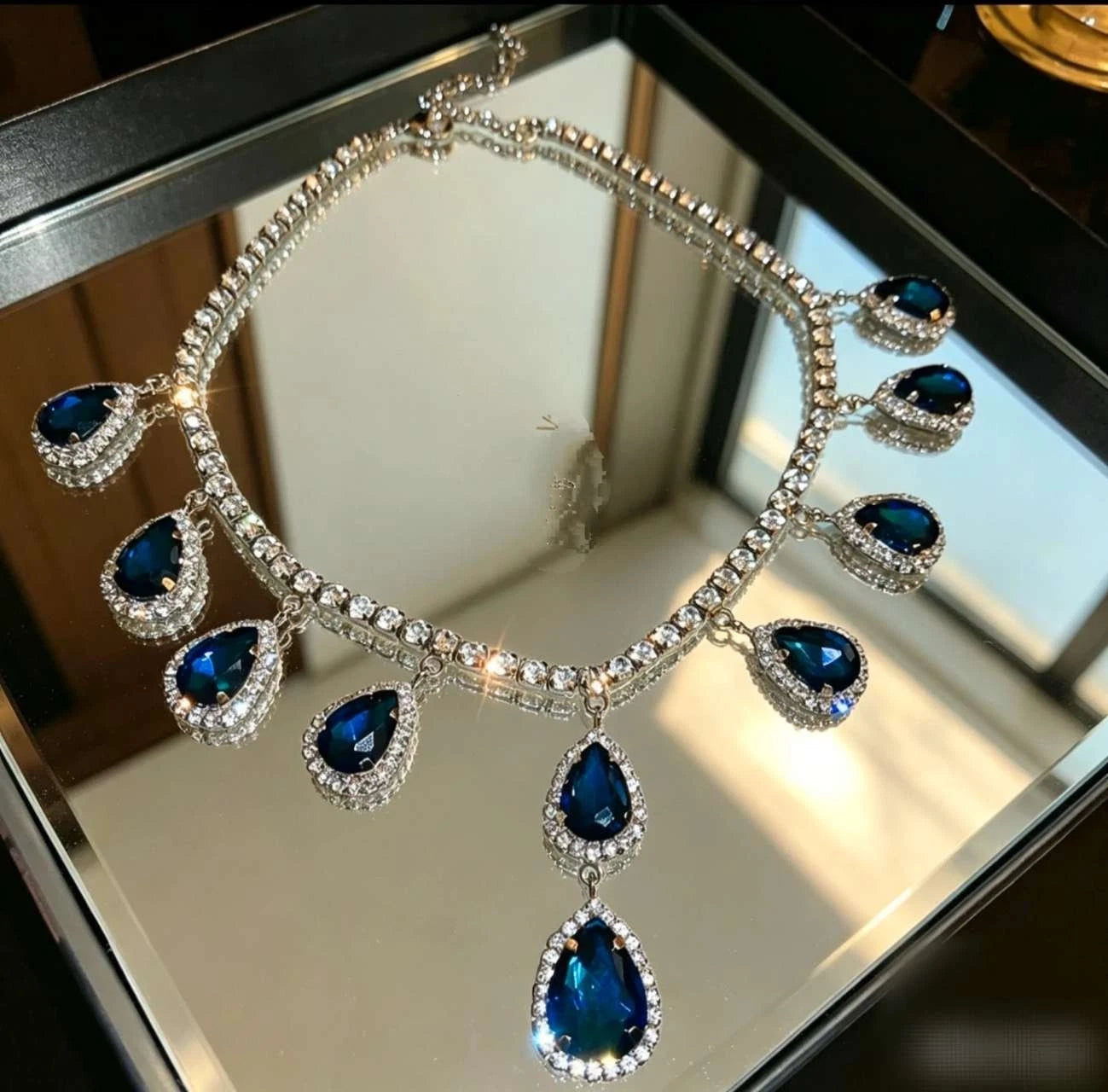 Set di gioielli con zirconi cubici a goccia blu zaffiro, collana e orecchini