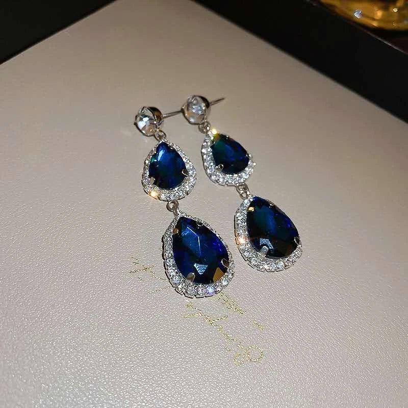 Set di gioielli con zirconi cubici a goccia blu zaffiro, collana e orecchini