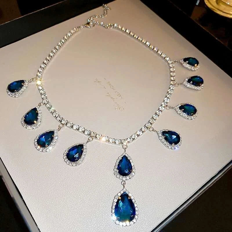 Set di gioielli con zirconi cubici a goccia blu zaffiro, collana e orecchini