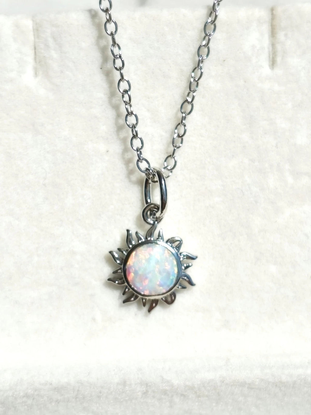 collana placcato in oro bianco 18K d'opale con pendolo forma di sole