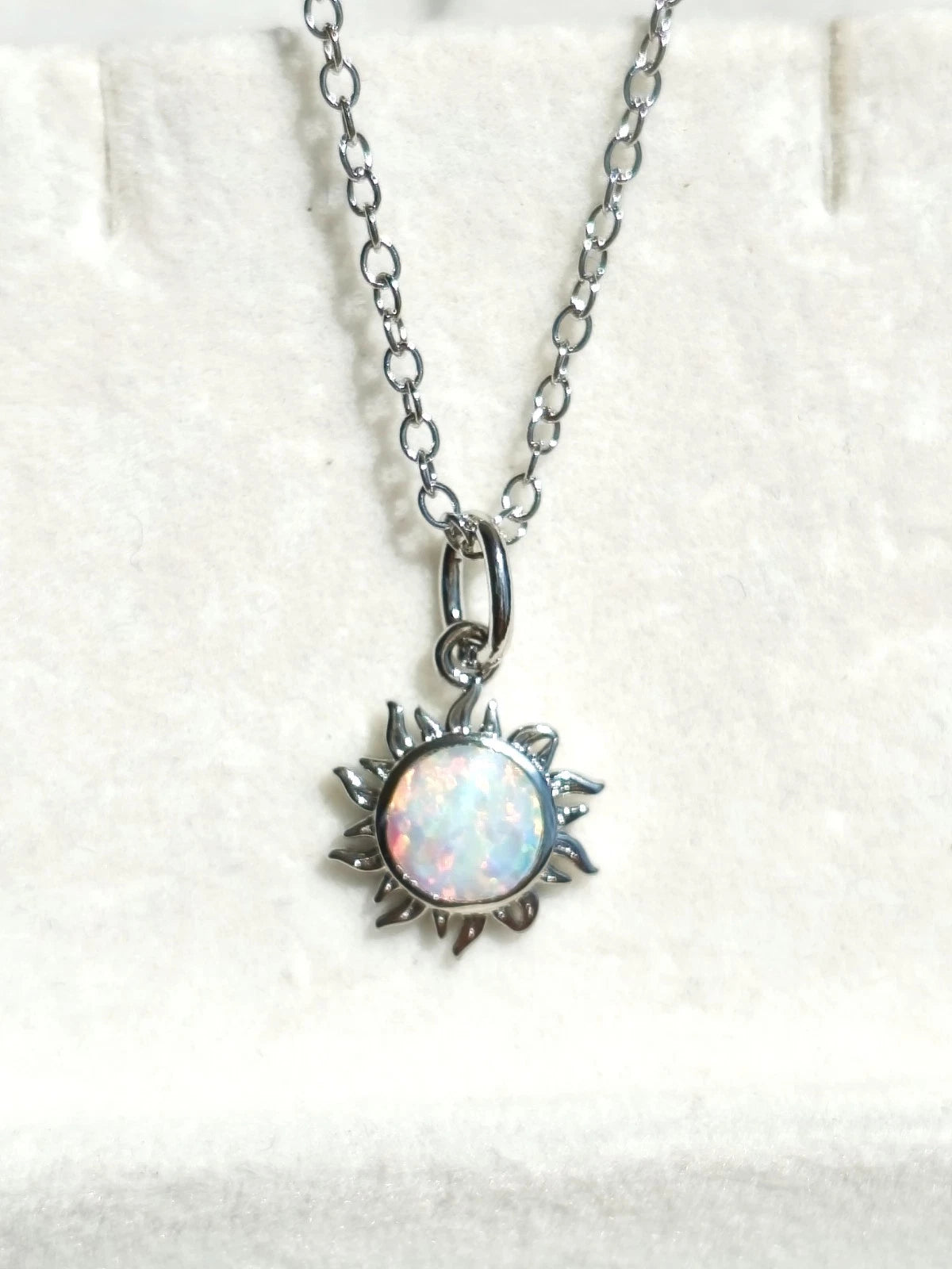 collana placcato in oro bianco 18K d'opale con pendolo forma di sole