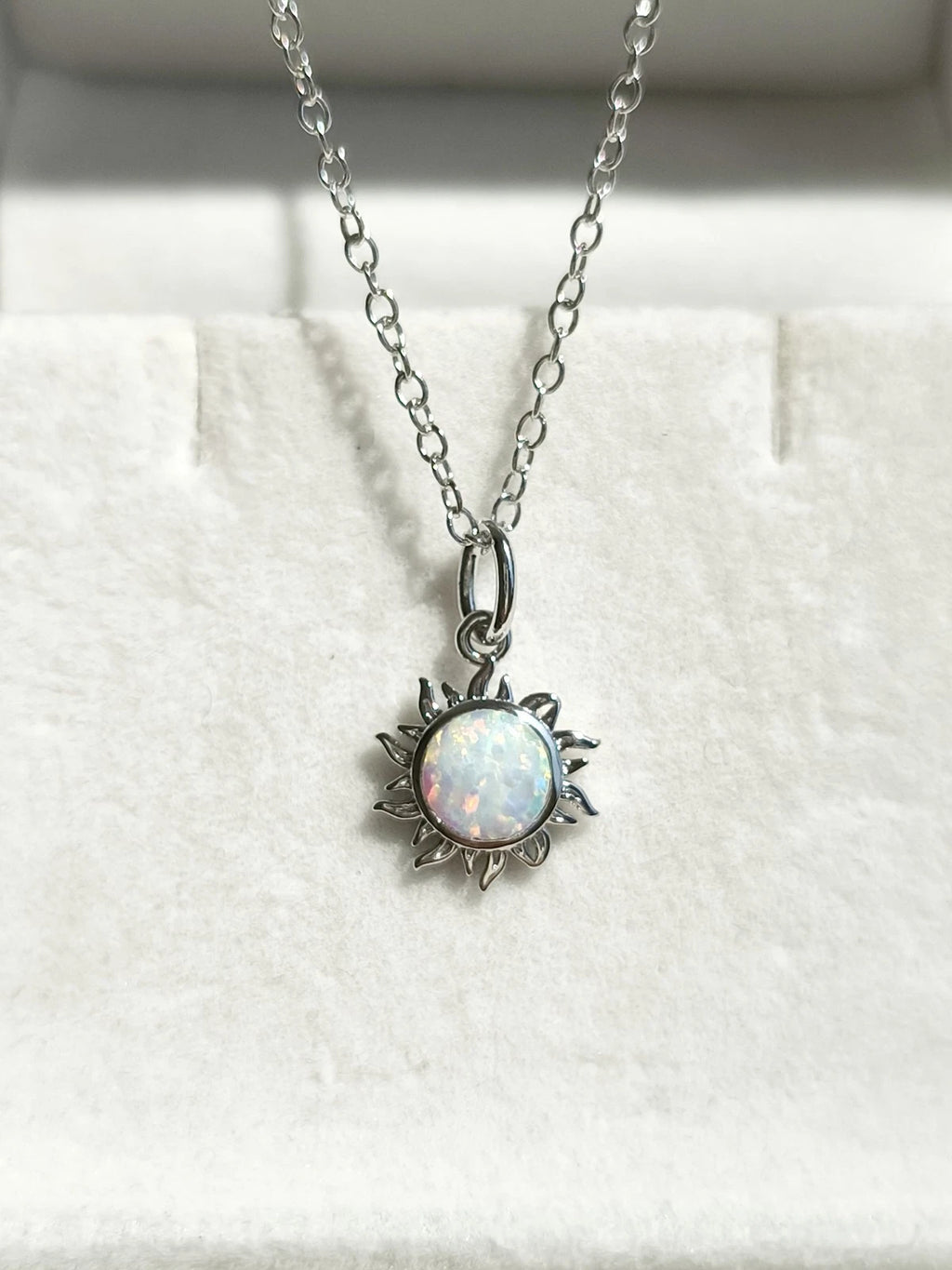 collana placcato in oro bianco 18K d'opale con pendolo forma di sole