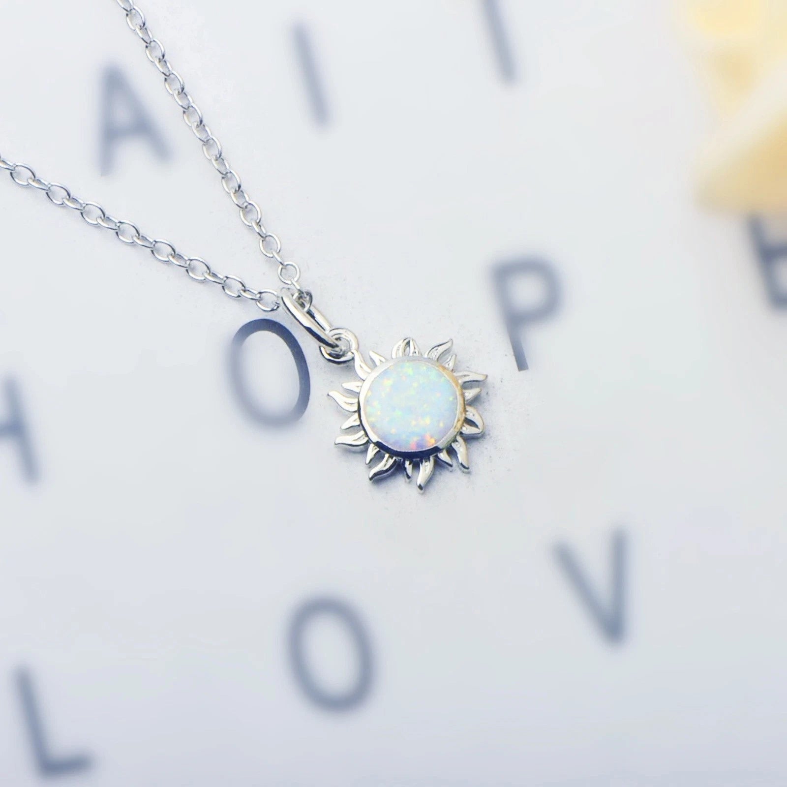 collana placcato in oro bianco 18K d'opale con pendolo forma di sole