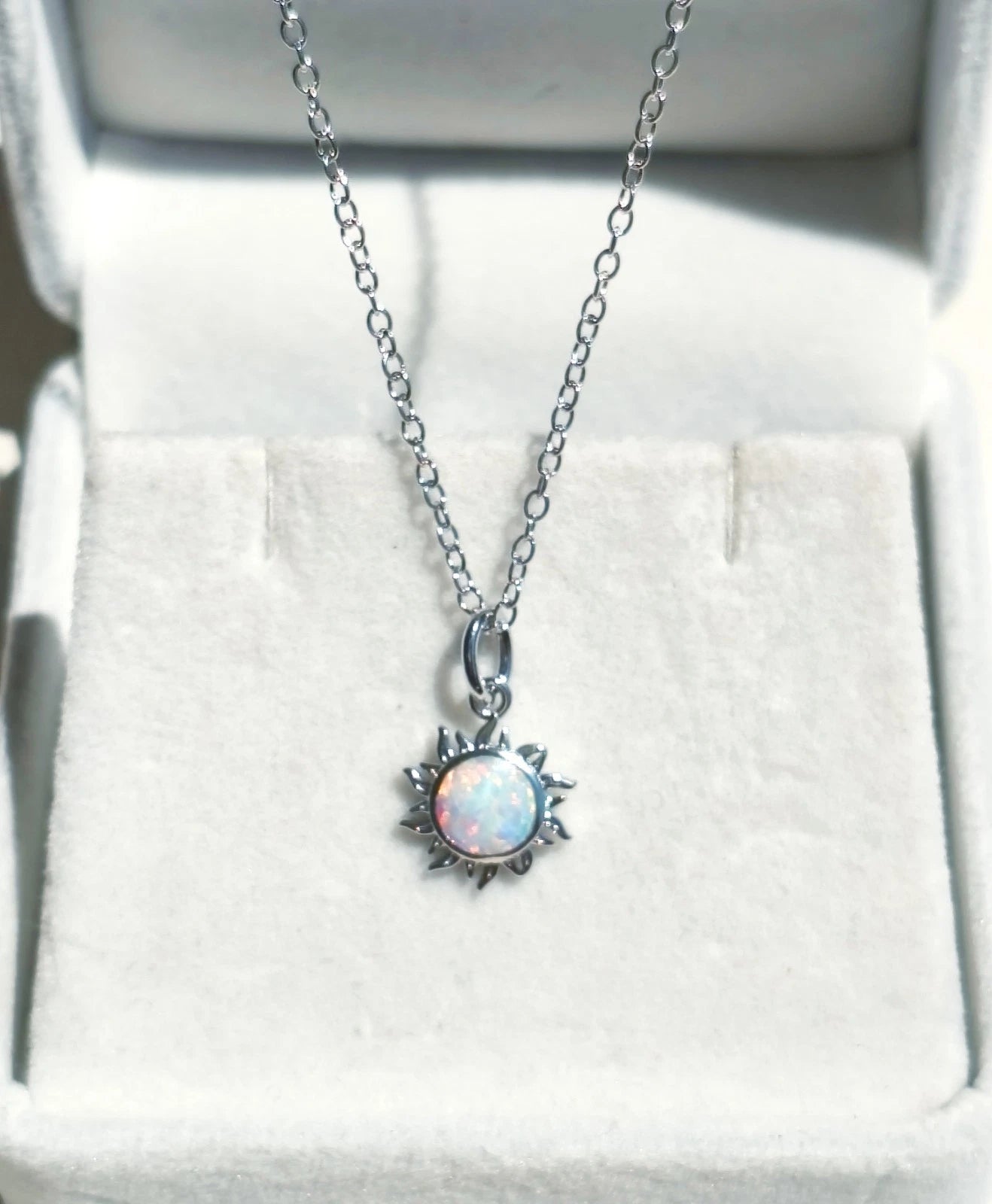 collana placcato in oro bianco 18K d'opale con pendolo forma di sole