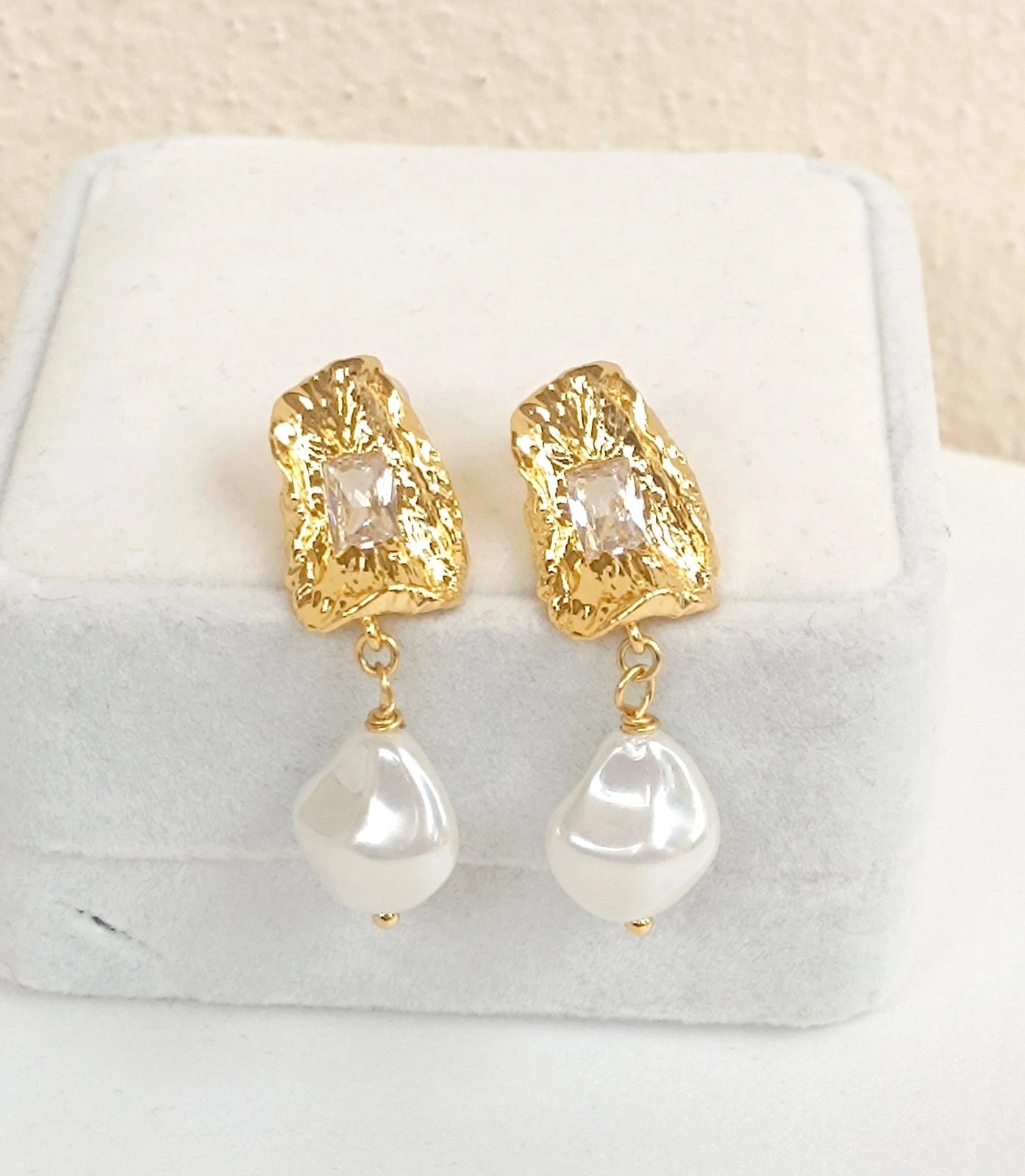 Orecchini placcato in oro 18K di perle e zircone forma goccia (ago d'argento)