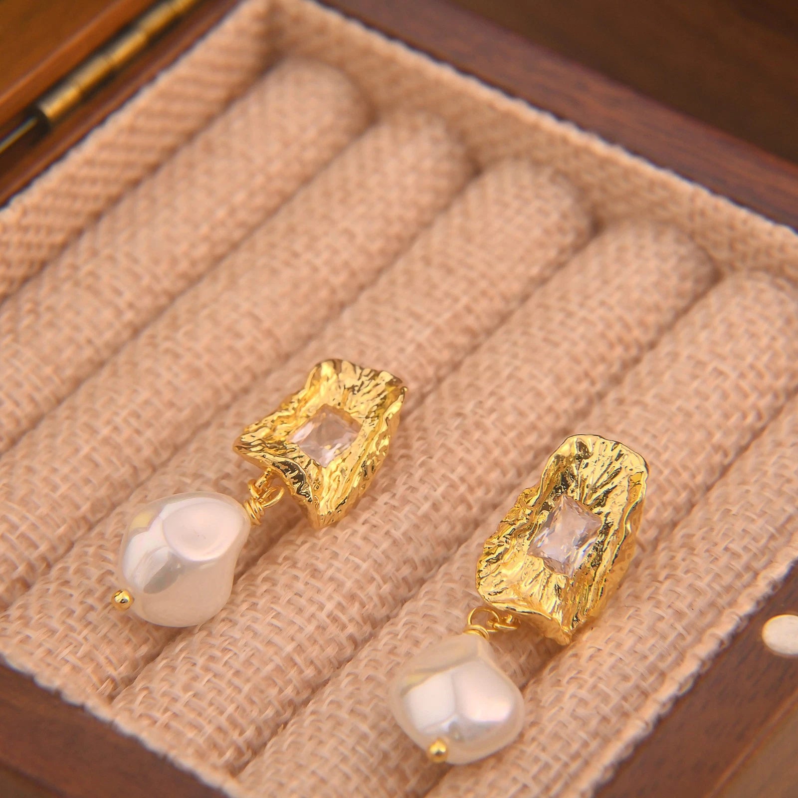 Orecchini placcato in oro 18K di perle e zircone forma goccia (ago d'argento)