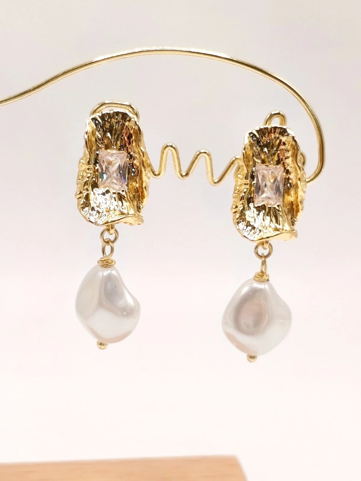 Orecchini placcato in oro 18K di perle e zircone forma goccia (ago d'argento)