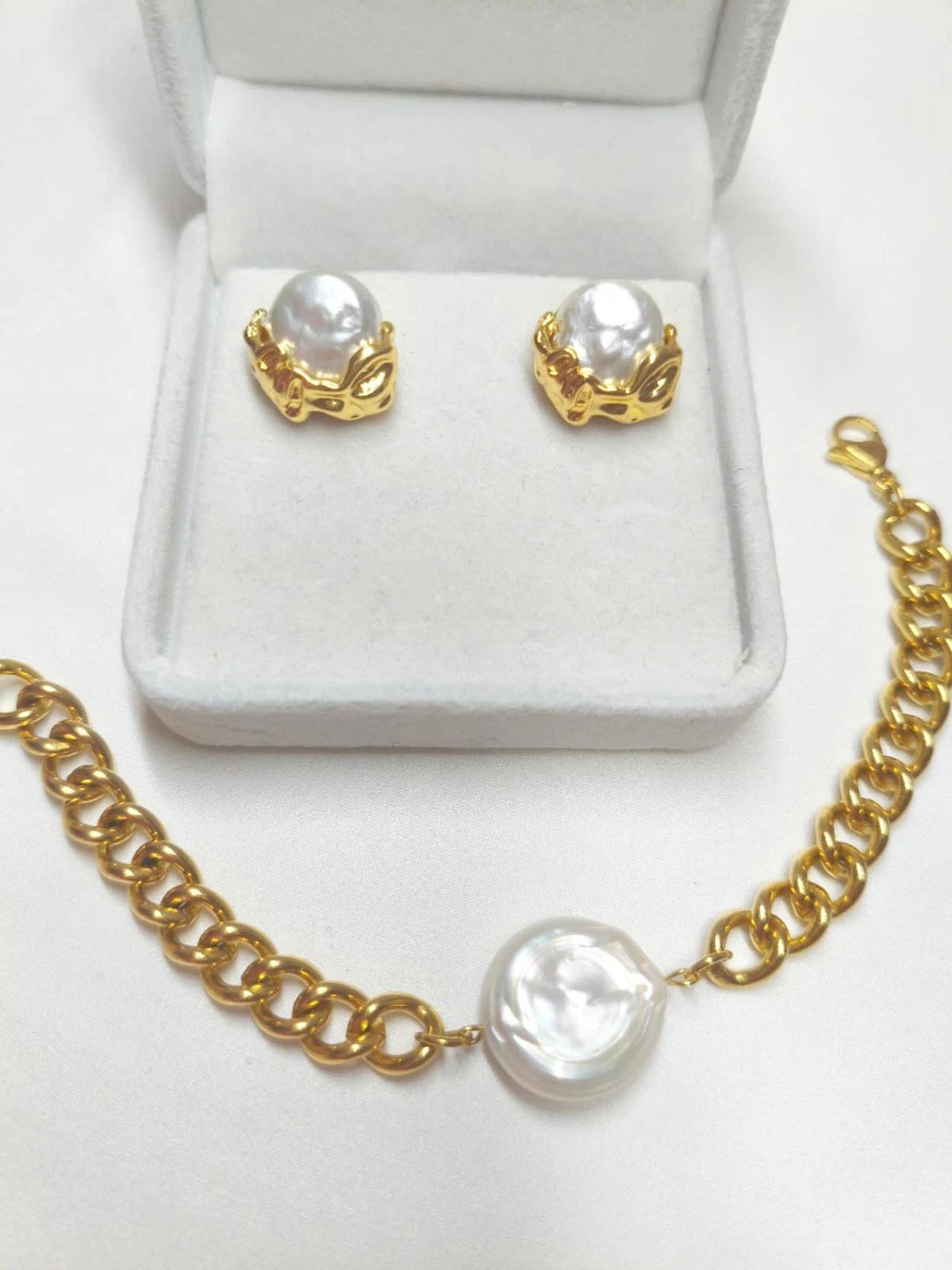 2-teiliges Edelstahl-Set mit Barockperlen, Armband und vergoldeten Ohrringen