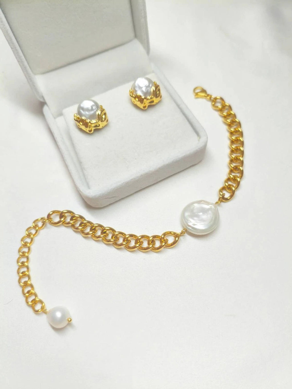 2-teiliges Edelstahl-Set mit Barockperlen, Armband und vergoldeten Ohrringen