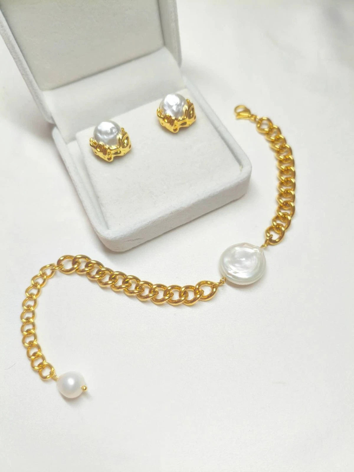 2-teiliges Edelstahl-Set mit Barockperlen, Armband und vergoldeten Ohrringen