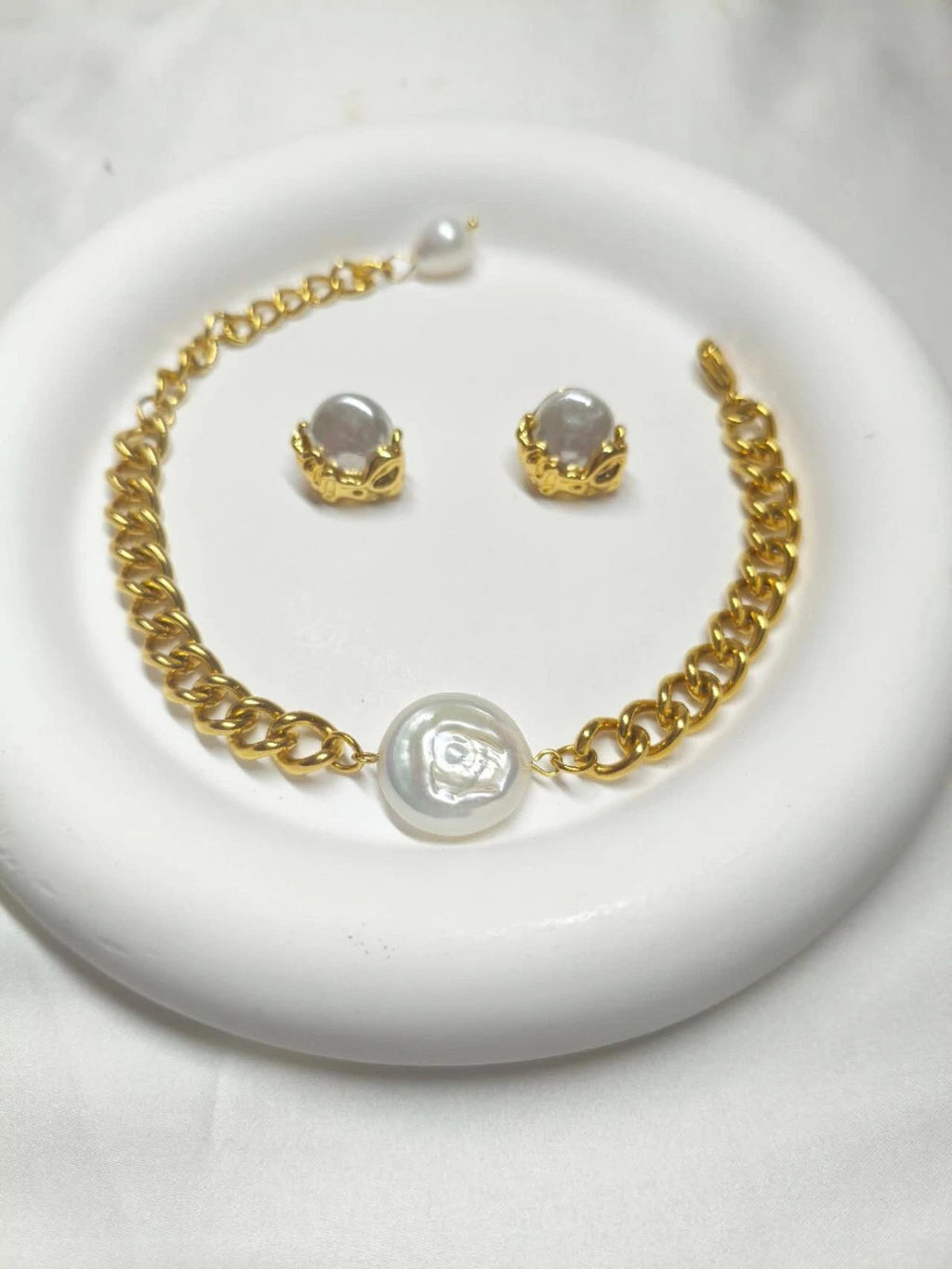 2-teiliges Edelstahl-Set mit Barockperlen, Armband und vergoldeten Ohrringen