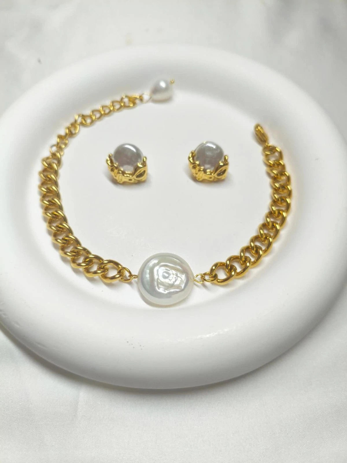 2-teiliges Edelstahl-Set mit Barockperlen, Armband und vergoldeten Ohrringen