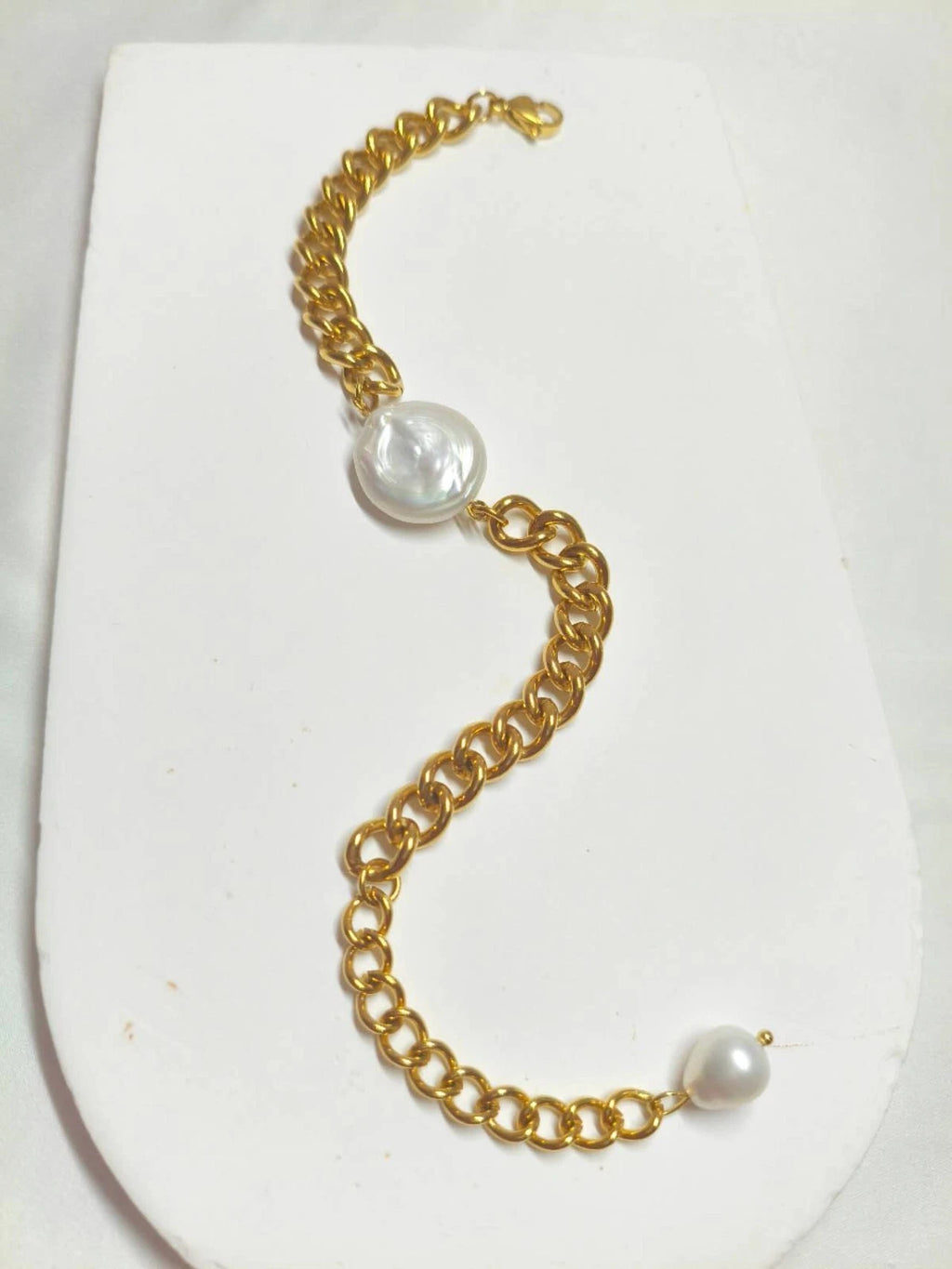 2-teiliges Edelstahl-Set mit Barockperlen, Armband und vergoldeten Ohrringen