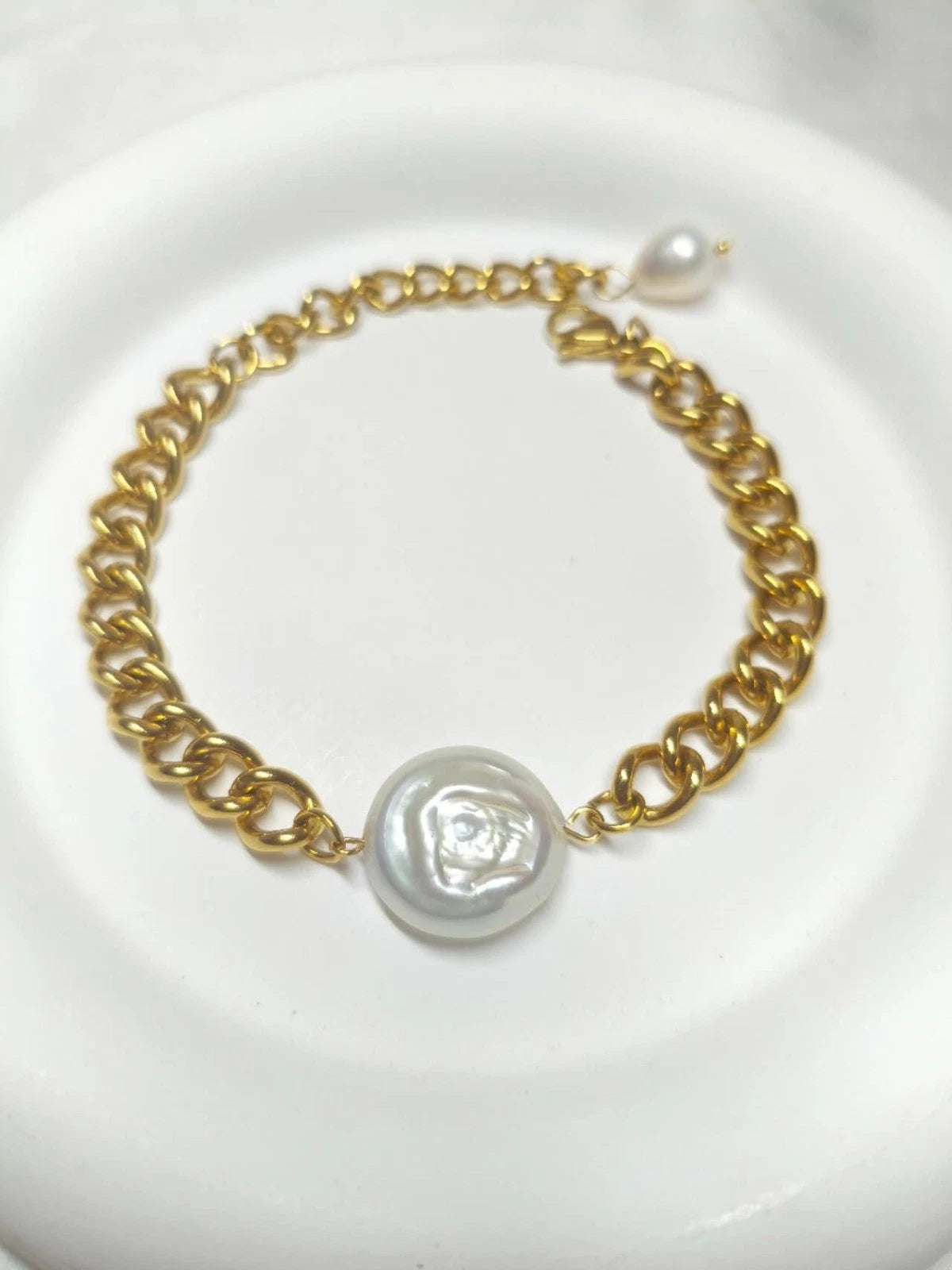 2-teiliges Edelstahl-Set mit Barockperlen, Armband und vergoldeten Ohrringen