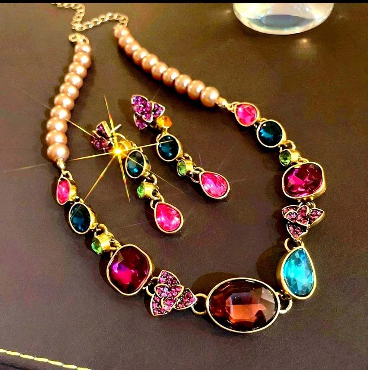 Vintage-Set mit farbigen Zirkonia, Perlen und Blumenmotiven, 2-teilig
