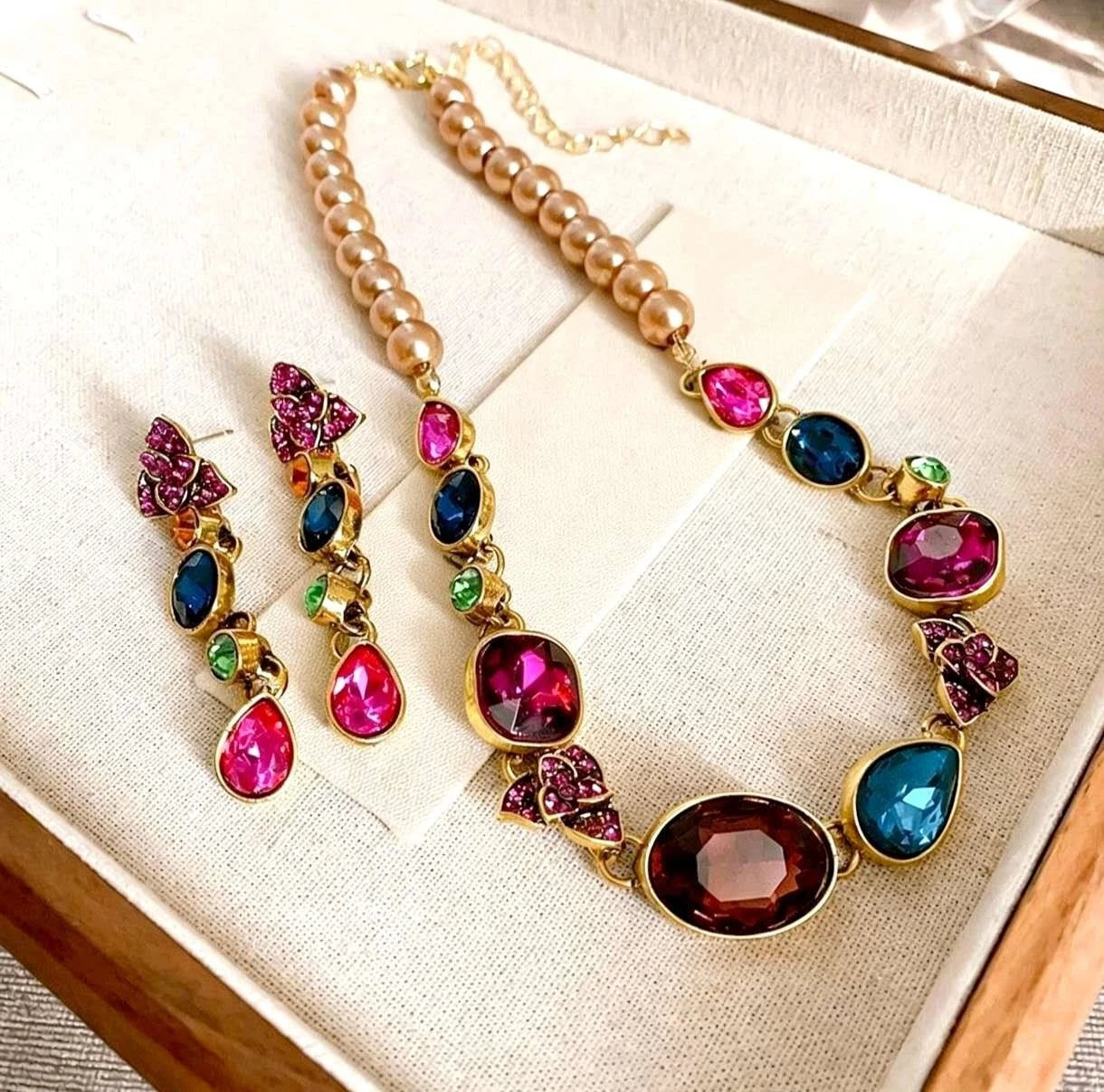 Vintage-Set mit farbigen Zirkonia, Perlen und Blumenmotiven, 2-teilig