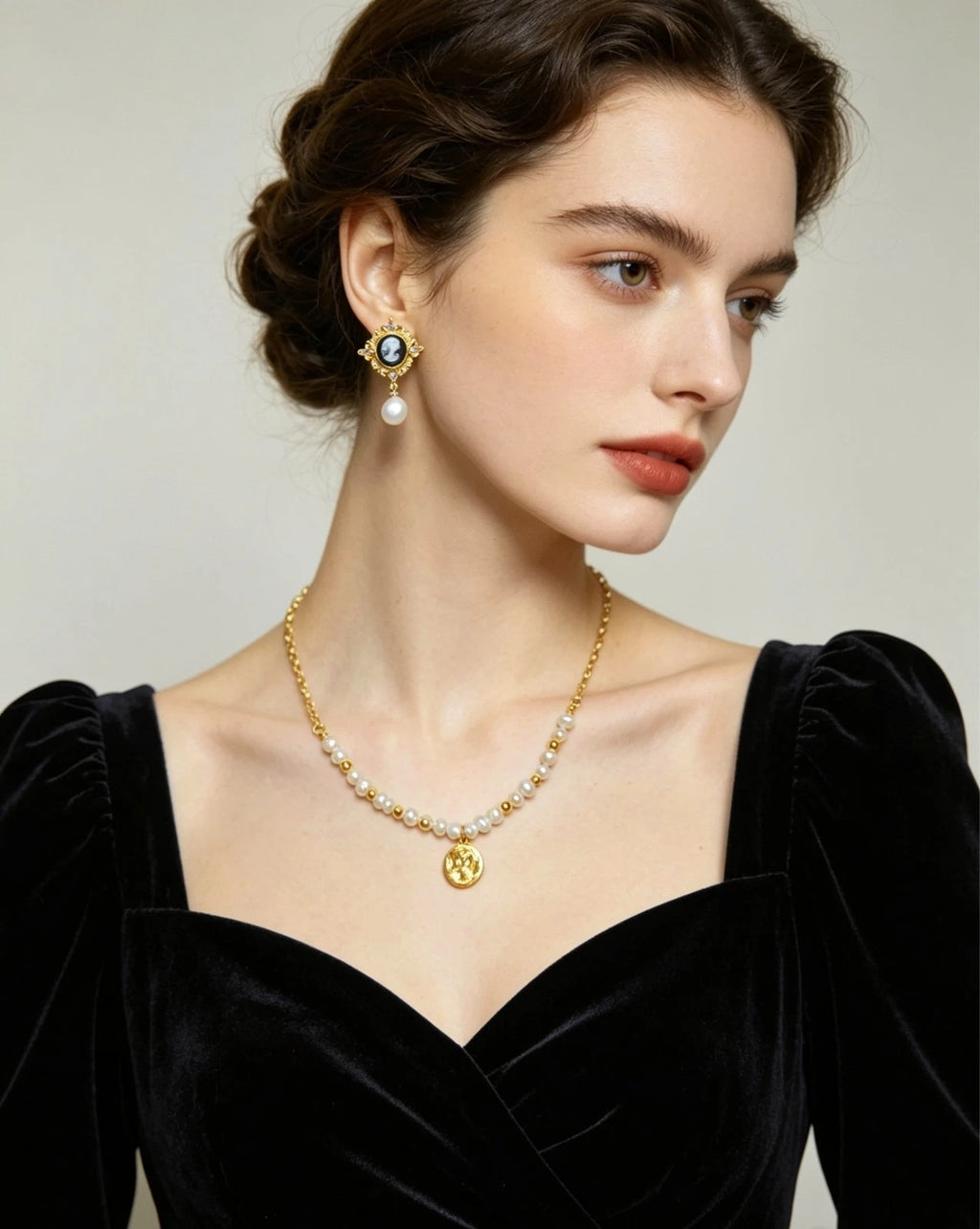 Set Gioielli Vintage Cameo e Perle Naturali, Collana e Orecchini perno argento