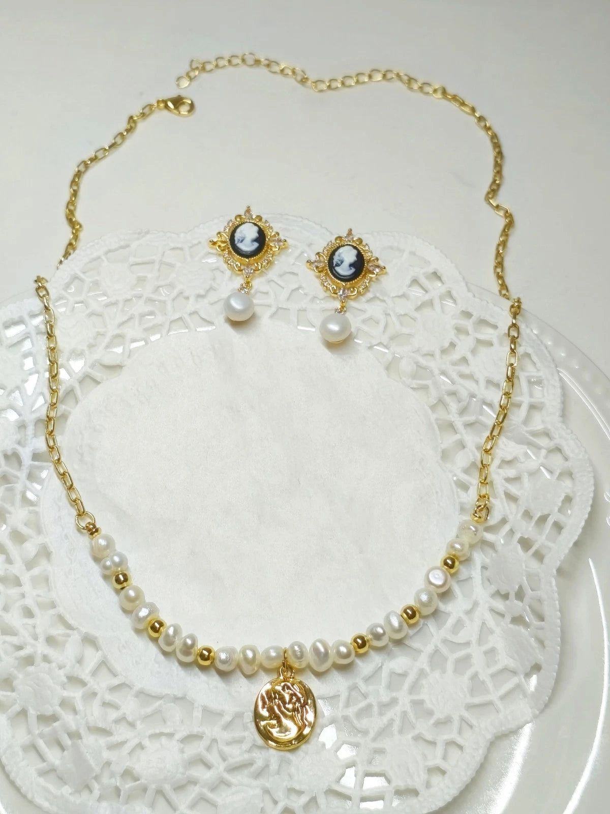 Set Gioielli Vintage Cameo e Perle Naturali, Collana e Orecchini perno argento