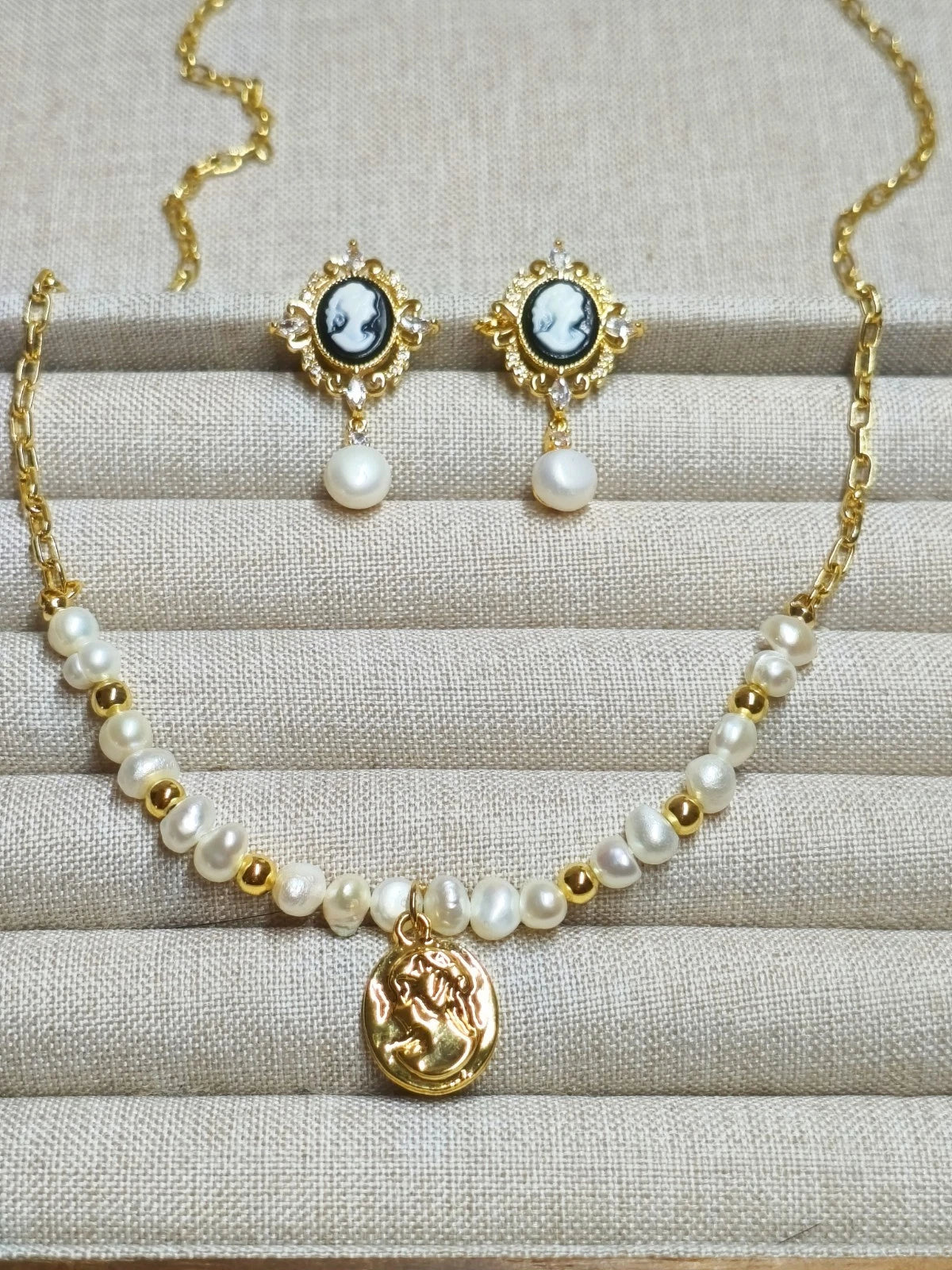 Set Gioielli Vintage Cameo e Perle Naturali, Collana e Orecchini perno argento