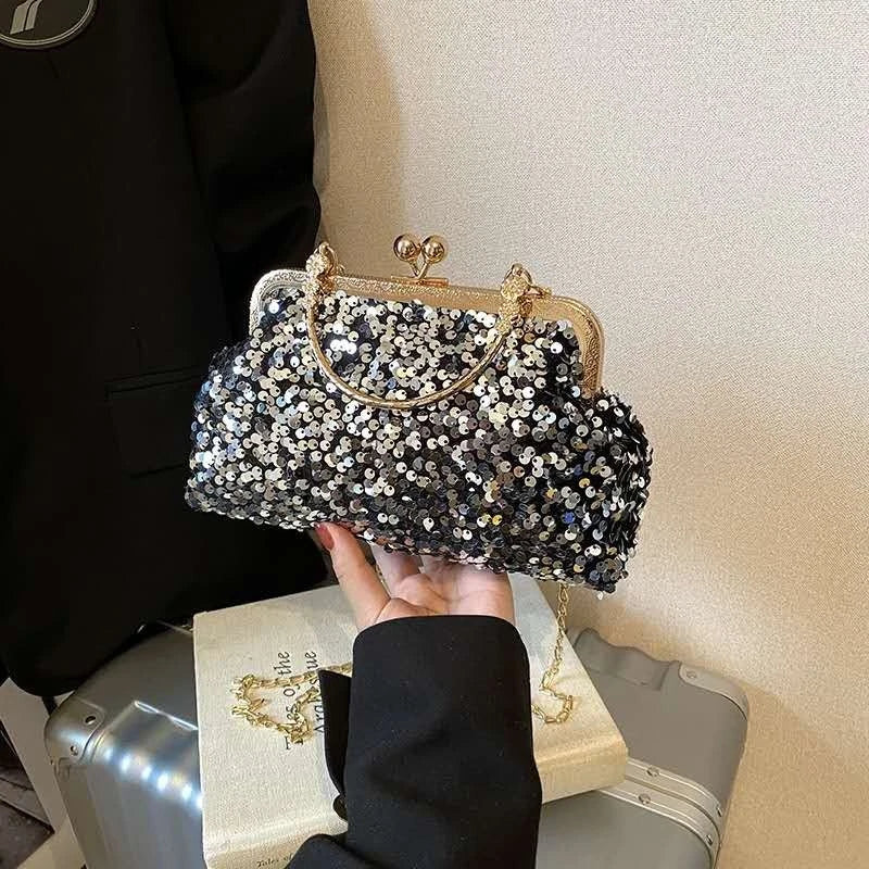 Glitzernde Pailletten-Abendtasche mit goldenem Griff