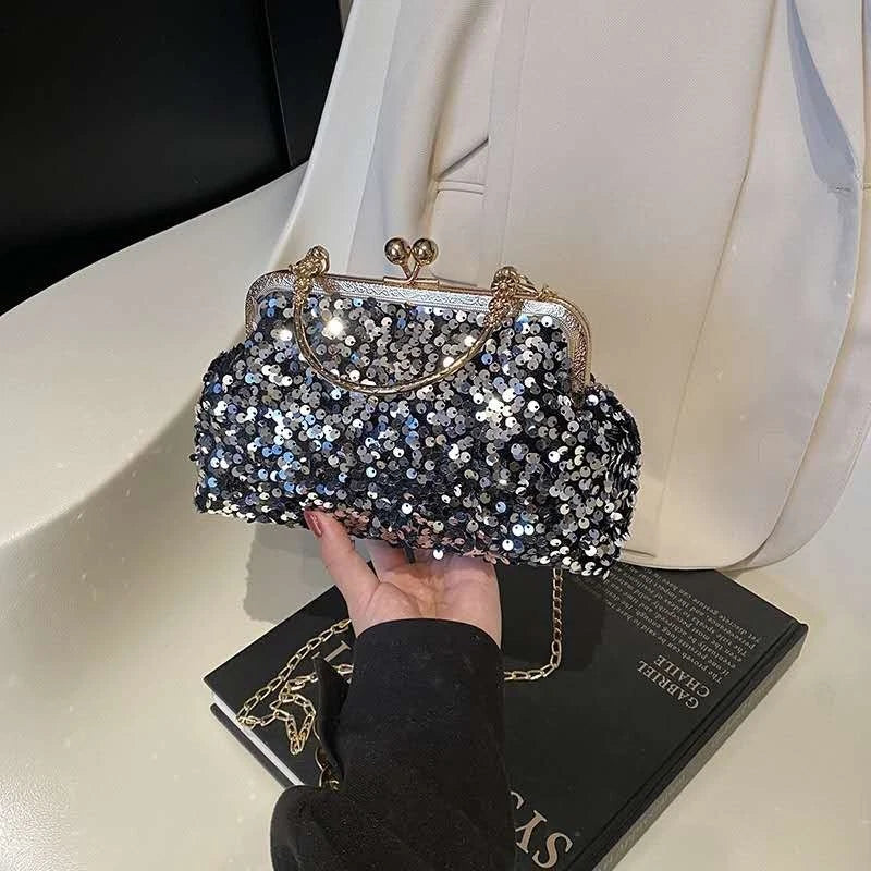 Glitzernde Pailletten-Abendtasche mit goldenem Griff