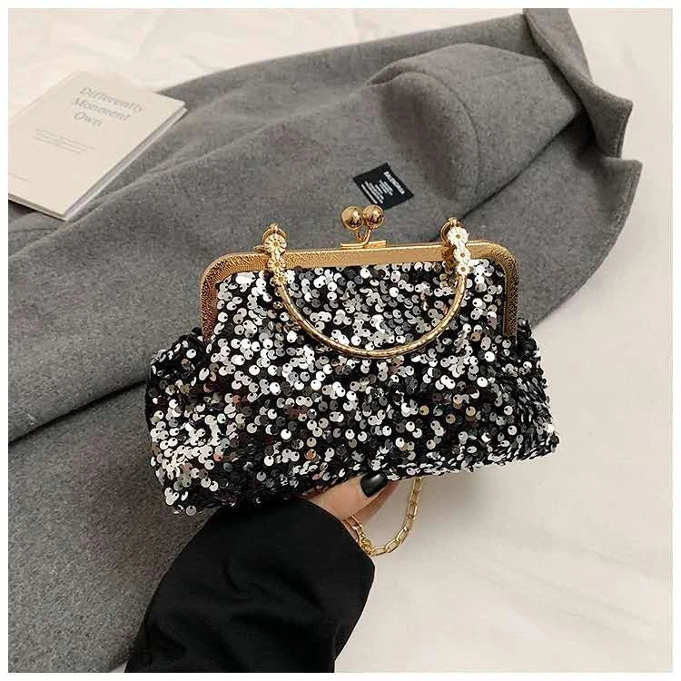 Pochette da sera ricoperta di paillettes brillanti con manico dorato