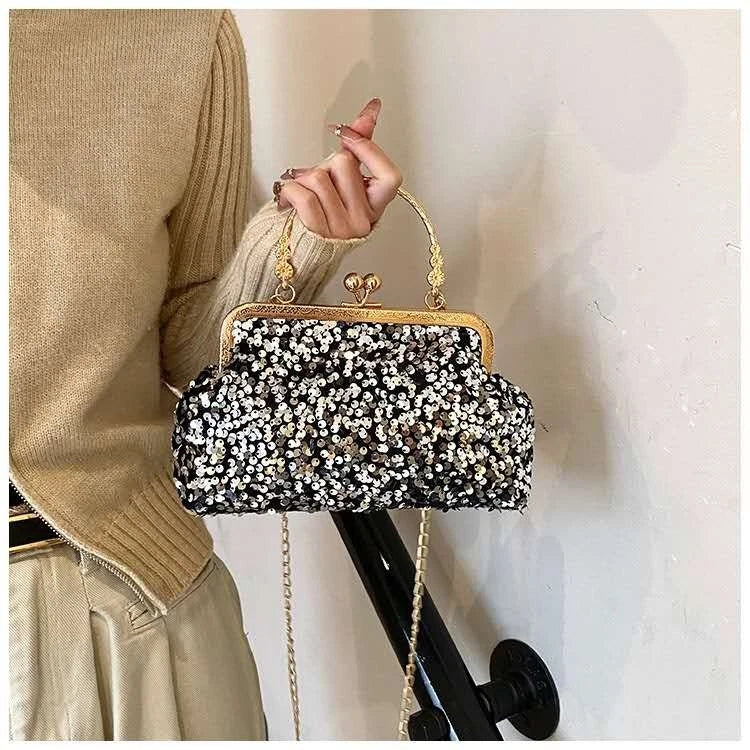 Glitzernde Pailletten-Abendtasche mit goldenem Griff