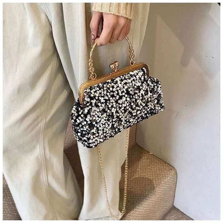 Glitzernde Pailletten-Abendtasche mit goldenem Griff