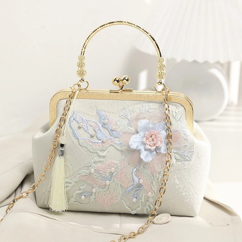 Seidentäschchen mit floraler Pastellstickerei, Handtasche mit Perlen und Quaste