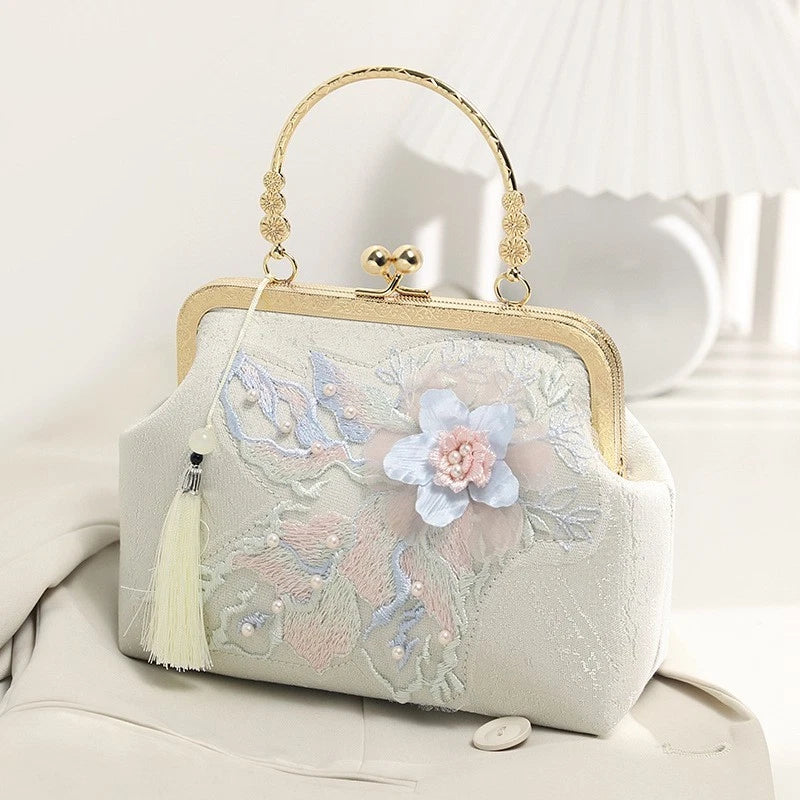 Seidentäschchen mit floraler Pastellstickerei, Handtasche mit Perlen und Quaste