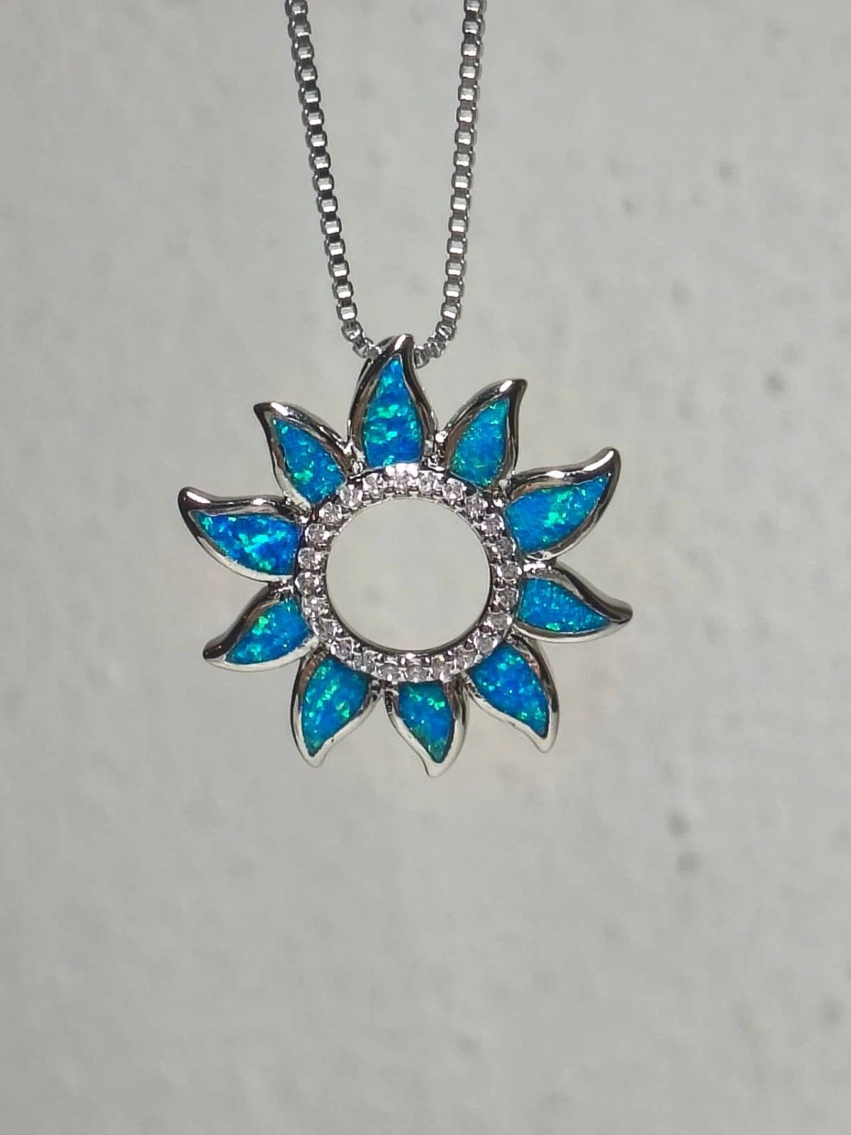 Collana con ciondolo a raggi sole in opale blu, gioielli floreali placcati argento