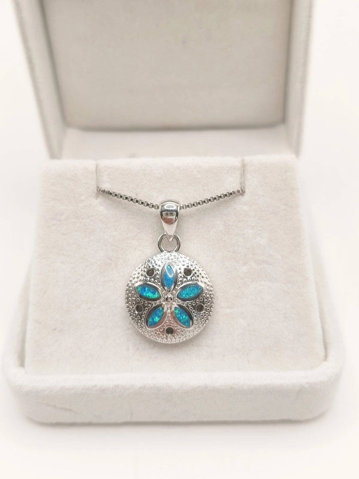 Collana con opale blu tema oceano, gioielli con pietra iridescente