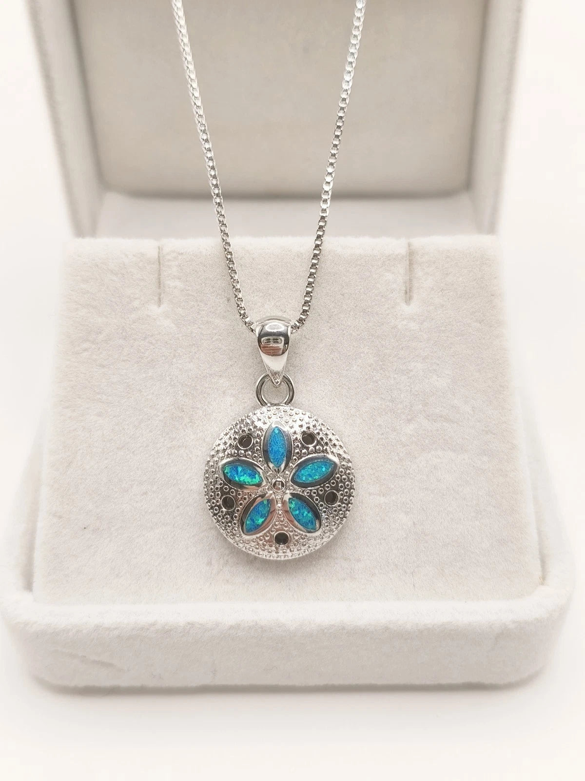 Collana con opale blu tema oceano, gioielli con pietra iridescente