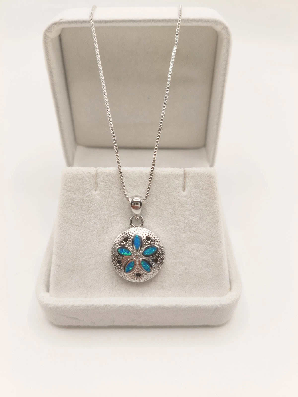Collana con opale blu tema oceano, gioielli con pietra iridescente