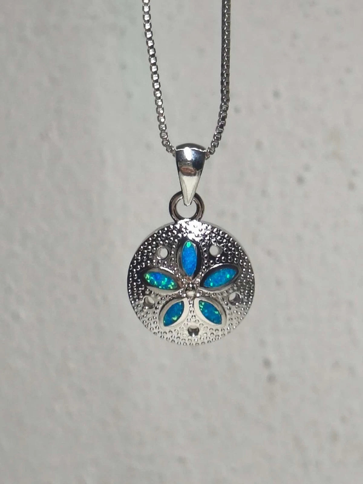 Collana con opale blu tema oceano, gioielli con pietra iridescente