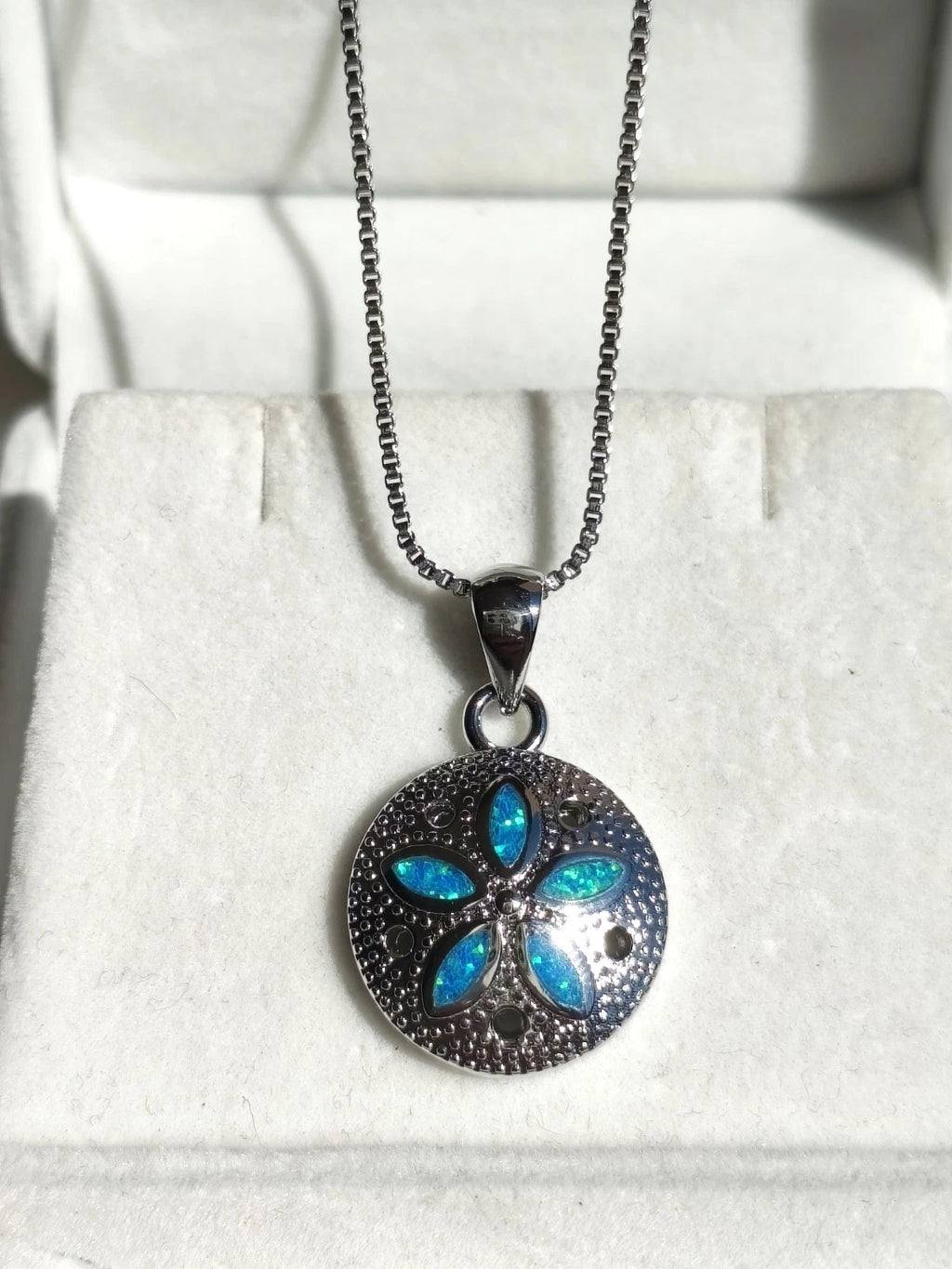 Collana con opale blu tema oceano, gioielli con pietra iridescente