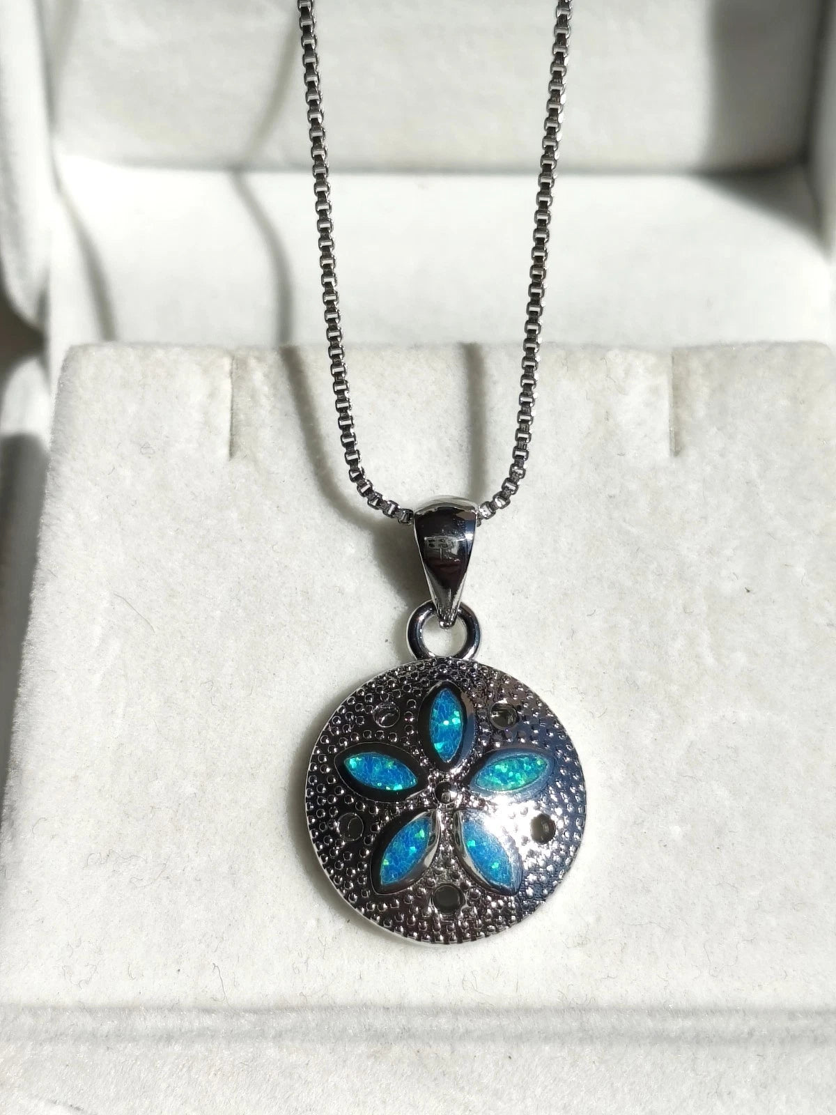 Collana con opale blu tema oceano, gioielli con pietra iridescente